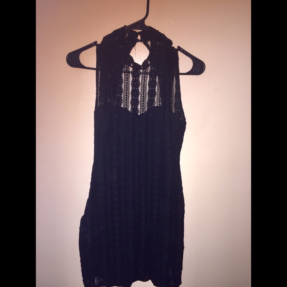 BLACK LACE DRESS & BACK OF DRESS HAS A OPENING.😍
